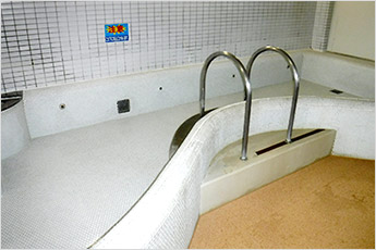 中和循環洗浄後、洗浄水を排水し浴槽内の汚れを洗い流す